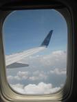 Pemandangan dari atas pesawat di jendela dekat saya duduk